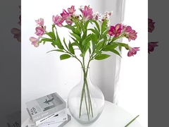 Un lussuoso bouquet di fiori leggero per il salotto e il tavolo da pranzo con daffodi simulati