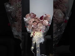 Ombre di fiori, palline di capelli di Natale, fiocchi di neve che ballano, bouquet di cellophane, carta da involucro di fiori,