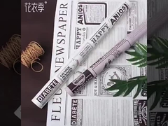 Giornale inglese retrò, carta kraft, buco di San Valentino, imballaggio di fiori di rosa