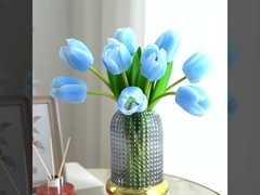 Fiori artificiali con una sensazione di umidità, texture di fascia alta, ornamenti per la decorazione domestica di tulipani, fotografia