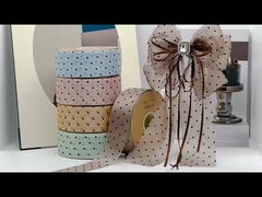 Un albero a puntini, un bel mezzo di diamanti, ricci e luccicanti.