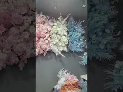 Cielo pieno di foglie, piante verdi stellate, fiori simulati, foglie d'acero, decorazione nuziale, miele