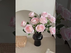Un vero bouquet di rose, un singolo fiore finto, decorazioni per la casa, salotto, salone dei matrimoni.