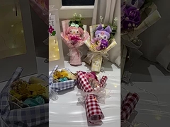 Regali per San Valentino e per il Festival di metà autunno: bambole Kuromi, mazzi di rose, sapone, fiori, sole