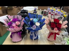 Alentine's Day, un bouquet di rose conservate e fiori blu ghiaccio per la tua ragazza e il tuo migliore amico.