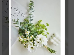 Bottiglia con bouquet di margherite di fiori simulati, tavolo con fiori legati a mano, mazzo di fiori finti, oggetto di scena fotografico