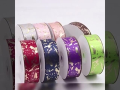 Imballaggio regalo con nastro stampato a caldo