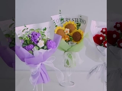 Crochet a mano, garofano, filato a maglia, rosa rosa, scatola regalo per la festa della mamma.