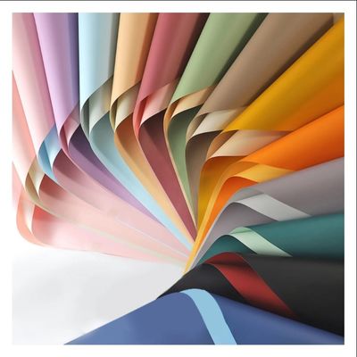 comprare Carta di avvolgimento coreana a due colori Imballaggio a prova d'acqua di un bouquet di fiori fabbricazione online