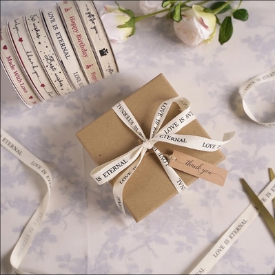 Un buon prezzo. Decorazione di confezioni personalizzate per scatole, nastri stampati in cotone per regali e fiori in linea