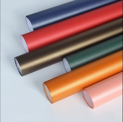 Un buon prezzo. Carta di cartone perlacentissima a doppio lato in diversi colori per i produttori di carta in linea