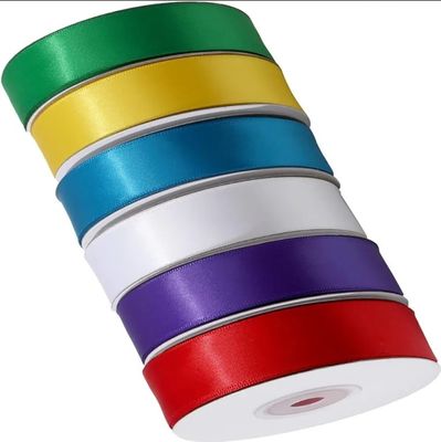 Un buon prezzo. Fabbrica all'ingrosso Liston Satin Ribbon Roll Solid Color Decorative Polyester Ribbon Tapes for Gift Wrap in linea