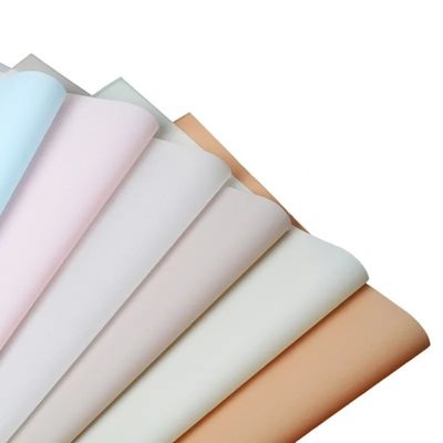 Un buon prezzo. 2024 Hot SaleFabbrica diretta Iridescente Carta di avvolgimento impermeabile Fiore Bouquet Film di avvolgimento per fiori freschi all'ingrosso in linea