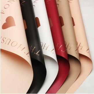 comprare DIY Regali fatti a mano Molti colori Stampaggio oro vero cuore Fiore carta di avvolgimento carta impermeabile carta di plastica per negozio di fiori online manufacture