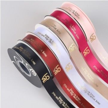 Un buon prezzo. Nastro di poliestere inglese Fiore imballaggio Nastro per fai da te Decorazione del bouquet 2,5 cm Love Gold Stamping in linea