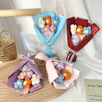 Un buon prezzo. Mini bouquet di San Valentino con fiori di rosa di lana in vari colori in linea