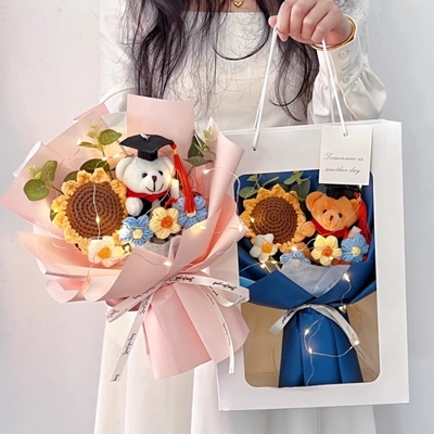 comprare Graduation Bear Sunflower Knit Bouquet Set Creativo regalo fatto a mano Fiore di filo regalo per insegnanti regalo di compleanno fabbricazione online