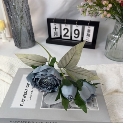 Un buon prezzo. Fiori decorativi con ornamenti di rose artificiali in linea