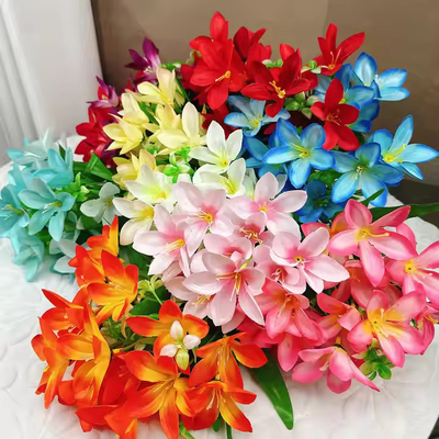 Un buon prezzo. Produttori Vendita diretta Bouquet di fiori di giglio artificiale Vendita a caldo Decorazione per la casa Festa di nozze Falso Bouquet di fiori in linea