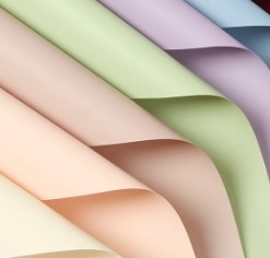 Un buon prezzo. Carta da imballaggio a base di fiori impermeabile a colori solidi in linea