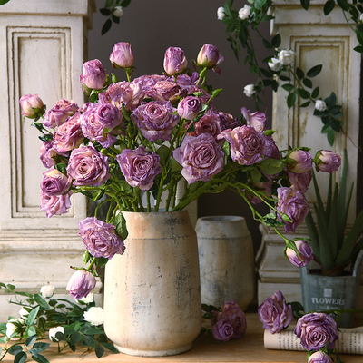 Un buon prezzo. Dipinto ad olio francese che simula il tavolo da pranzo del soggiorno, con rose e fiori decorativi di rosa in linea