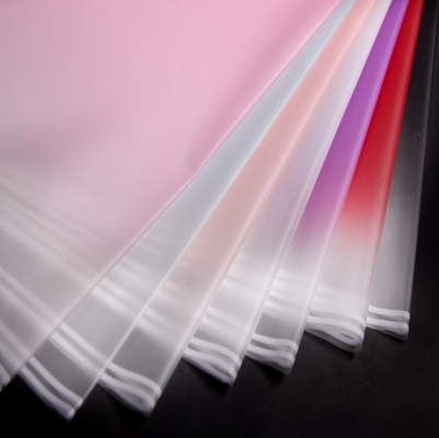 Un buon prezzo. Al dettaglio carta opaca a gradiente di colore puro, impermeabile, semitransparente, carta da imballaggio per fiori, materiale OPP, carta da imballaggio per regali in linea