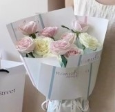 Un buon prezzo. Carta di avvolgimento di fiori, foglio d'oro, carta aristocratica, famosa su internet in linea