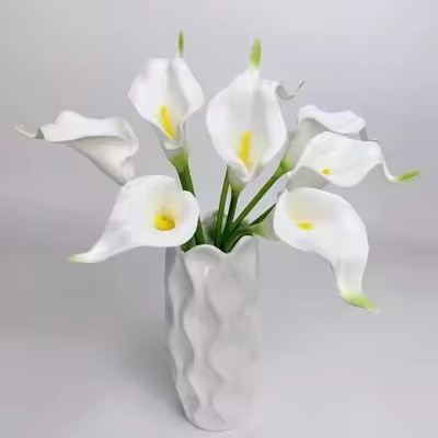 Un buon prezzo. Delicato Decorativo Morbido Decorazioni Nuovo Anno Nozze Articoli da Tavola Domestici Seta Fiori Artificiali Calla Lily in linea