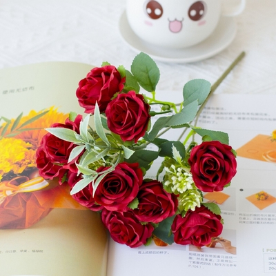 Un buon prezzo. Piccole rose vengono usate per decorare bouquet di nozze e arredi degli hotel in linea