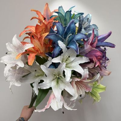 Un buon prezzo. Fiore di giglio casa matrimonio fiore artificiale decorazione del soggiorno casa fotografia arrangiamento floreale in linea