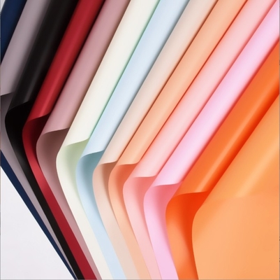 comprare Una popolare carta a colori solidi con una piccola carta rotonda per il buco di fiori, un'arte floreale di un negozio di fiori, confezioni di fiori freschi e carta per il buco di fiori online manufacture