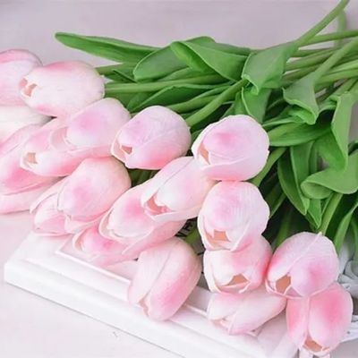 Un buon prezzo. In magazzino, offriamo bouquet di tulipani di fascia alta, ornamenti di fiori artificiali in PU, fiori artificiali di tulipani per la decorazione domestica e imitazioni di fiori di seta in linea
