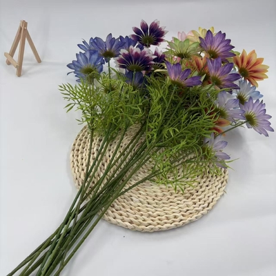 Un buon prezzo. Simulazione di fiori da crasantemo estivo, arrangiamento di fiori da secchio fortunato, fotografia nuziale, decorazione giardino, paesaggio. in linea
