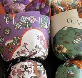 Un buon prezzo. Stile classico di palazzo Disegno di fiori pittorici Carta di imballaggio di fiori in linea