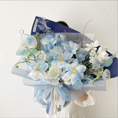 Un buon prezzo. Pellicola di gelatina addensata, cellophane colorato semitransparente, bouquet di fiori, involucro impermeabile per fiori, carta cristallina, materiale di imballaggio per l'arte floreale in linea