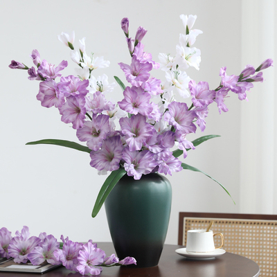 Un buon prezzo. Fiori artificiali di lusso, fiori artificiali di gladiolo a un ramo, decorazioni per il soggiorno e il tavolo da pranzo, oggetti di scena per la fotografia di nozze, bouquet artificiali in linea