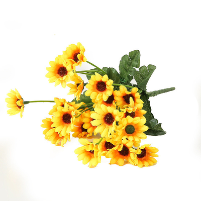 Un buon prezzo. Il nuovo prodotto di girasole a sette teste, il piccolo bouquet, è un popolare bestseller internazionale per la decorazione del soggiorno domestico in linea