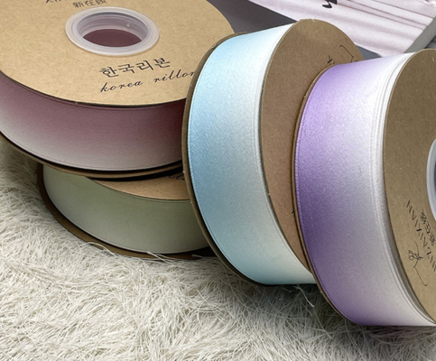 Un buon prezzo. Nastro a nastri a colori gradienti da 4 cm Nastro stampato a doppio lato Materiale eco-compatibile per fai da te Accessoio per capelli a bow Testa di abbigliamento in linea