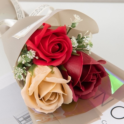 Un buon prezzo. Bouquets di rose artificiali, fiori di sapone, fiori artificiali, souvenir per la stagione delle laurea, scatole regalo, vendita all'ingrosso transfrontaliera per i festival in linea