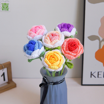 Un buon prezzo. Bouquets finiti piccoli, finiti a mano, artificiali, in lana, tessuto artificiale di fiori, fiori artificiali per feste in linea