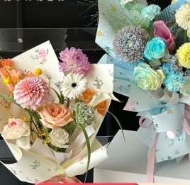 Un buon prezzo. Carta di imballaggio a base di fiori impermeabile con texture floreali colorate in linea