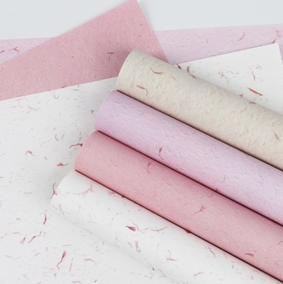 Un buon prezzo. Carta a petali, carta kraft, carta da imballaggio per bouquet, materiali per l'arte floreale, carta da imballaggio per fiori e forniture per l'arte floreale per negozi di fiori in linea