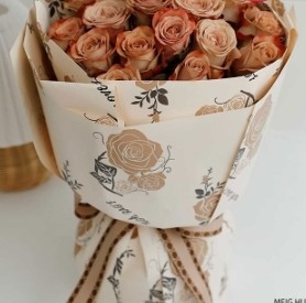 Un buon prezzo. Carta di imballaggio impermeabile a fiori da sogno in linea