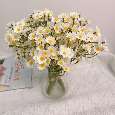 comprare Al dettaglio dal produttore di bouquet di fiori artificiali a base di camomilla, margherite piccole, fiori artificiali, decorazione del soggiorno, fiori da tavola e bouquet decorativi fabbricazione online
