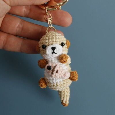 comprare Maglieria Amigurumi Carino Plüsch Otter Tenendo Pesce Portachiavi Oyuncak Crochet Animali Giocattoli Bambola Morbida Crochet Otter Portachiavi fabbricazione online