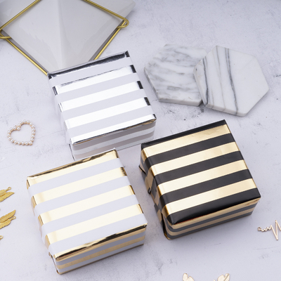 comprare Strati di carta a strisce d'argento dorati 85GSm dell'imballaggio del regalo 30 piedi quadrati di carta da imballaggio online manufacture