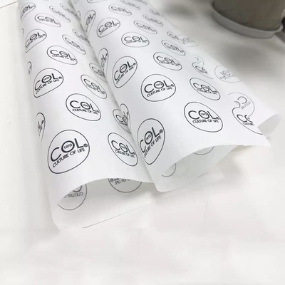 Un buon prezzo. Carta da regalo in tessuto personalizzato con bouquet stampato per confezioni regalo di abbigliamento in linea