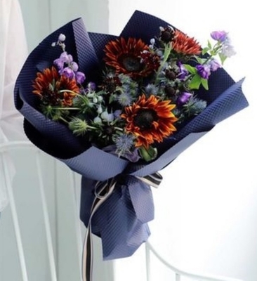 Buon prezzo carta da imballaggio 58x58 stampato del fiore impermeabile 70gsm in linea