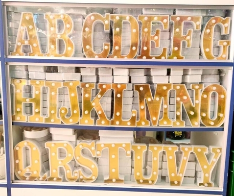 Un buon prezzo. Elementi gialli della decorazione della festa di compleanno della lettera per la celebrazione delle occasioni speciali in linea