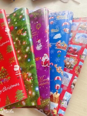 Un buon prezzo. Progettazione popolare di Natale di dimensione 50cm*70cm del rotolo della carta dell'involucro di regalo di progettazione in linea